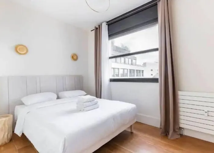 Avenue Montaigne Luxury Apartment 2Br 4P