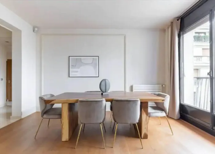 Avenue Montaigne Luxury Apartment 2Br 4P