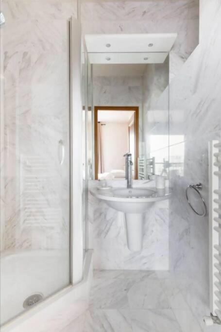 Avenue Montaigne Luxury 2br 4p * Parijs