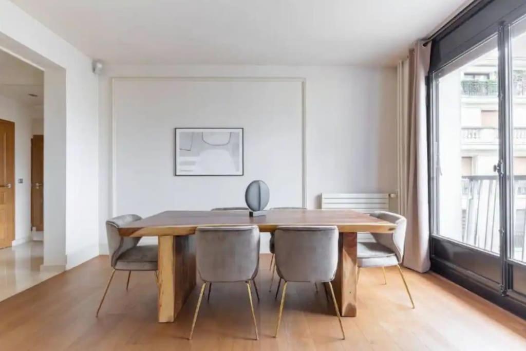 Avenue Montaigne Luxury 2br 4p Appartement Paris
